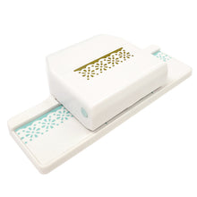 Cargar imagen en el visor de la galería, Scallop Daisy perforador borde - WE R MEMORY KEEPERS