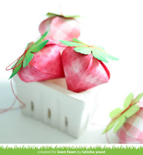 Cargar imagen en el visor de la galería, strawberry treat box - Lawn fawn
